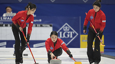 一位来自德 一位来自德